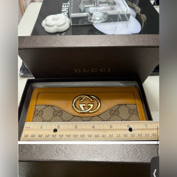 GUCCI Leather Jacquard Signature GG EUC with Box and Dust Bag - Picture 8 of 11